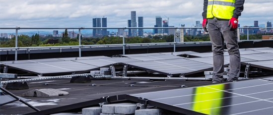 Solare Energienutzung auf Gewerbedächern im Bezirk Altona