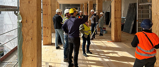 Baustellenbegehung des Holzbau-Projektes Neues Amt Altona